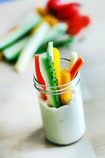 Hummus con verduras frescas en rodajas — Foto de Stock