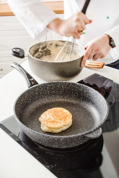 厨师制作煎饼 — 图库照片
