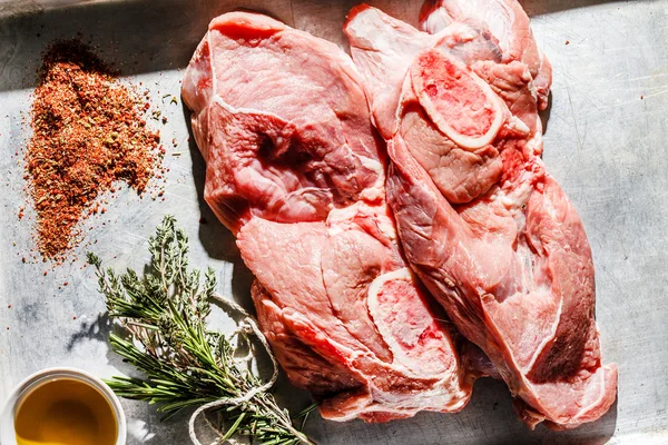 Carne crua com especiarias — Fotografia de Stock