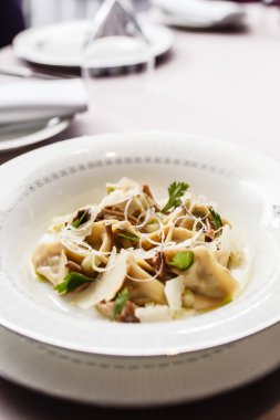 Mantı çorbası beyaz plaka