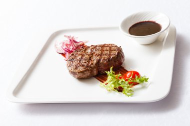 eti biftek sosu ve sebze ile