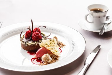 Çikolatalı kek ahududu