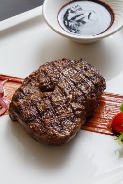 eti biftek kırmızı sos ile