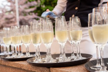 Garson ile şampanya bardağı