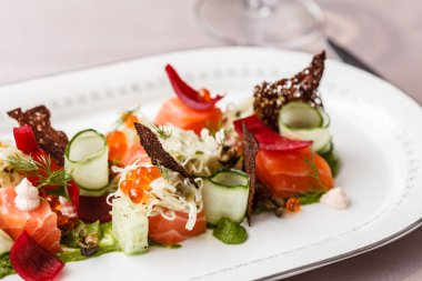 Tabakta sebze ile Somon