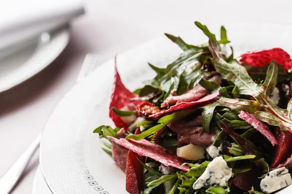 Salad with beetroot and arugula — Stock Photo, Image