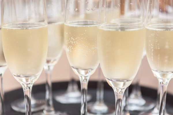 Bicchieri di champagne sul tavolo — Foto Stock