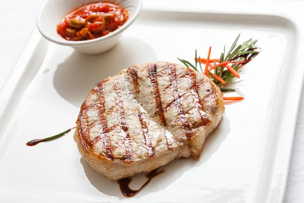Bistecca di carne con salsa e rosmarino — Foto Stock