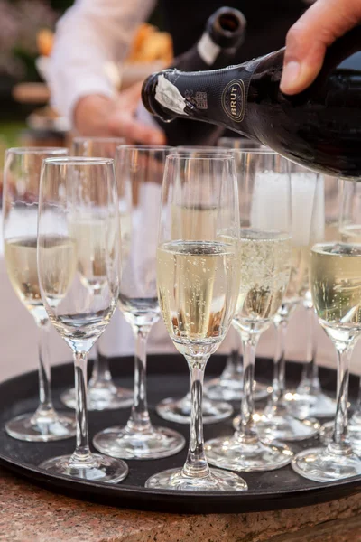 Copas de champán con camarero —  Fotos de Stock