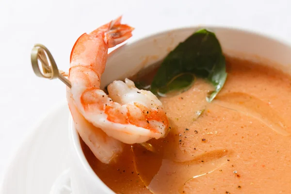 Schüssel Tomatensuppe mit Garnelen — Stockfoto