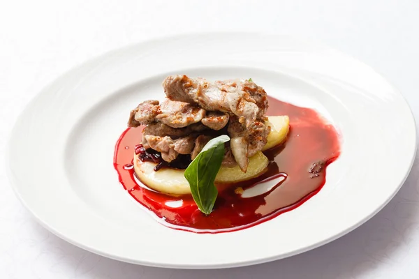 М'ясо з соусом на тарілці — стокове фото