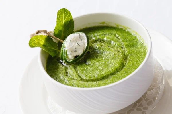 Sup krim hijau dengan daun mint — Stok Foto