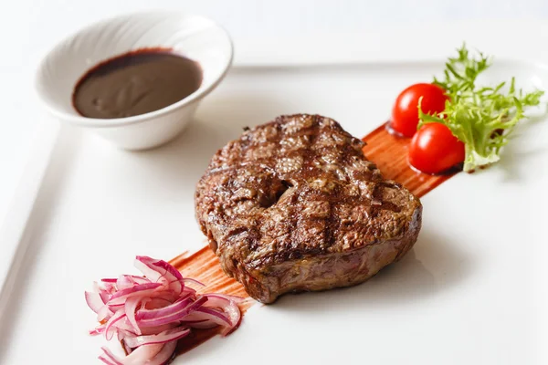 Eti biftek sosu ve sebze ile — Stok fotoğraf