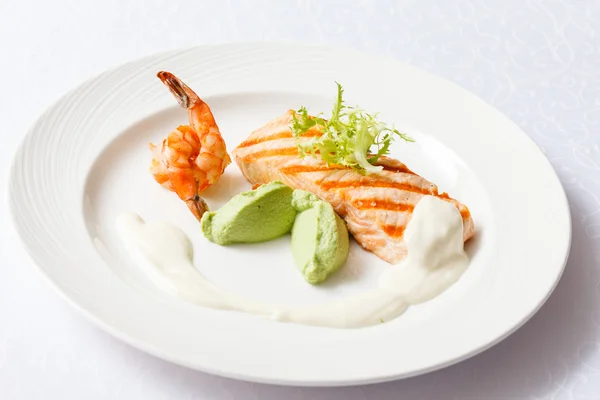 Salmon steak with shrimps on plate — Stock Photo, Image