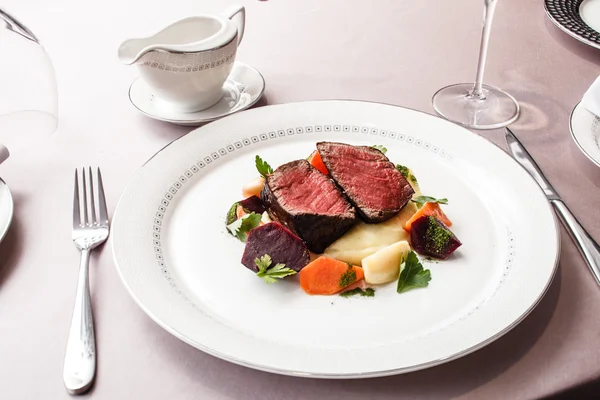 Steak with vegetables on plate — Stock Photo, Image