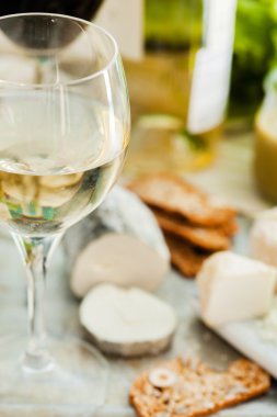 Peynir tabağı ile şarap bardakları