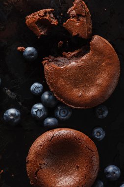 Yaban mersini ile çikolatalı kek