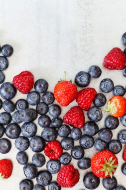 Arka planda taze meyveler