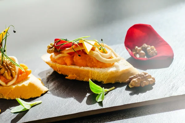 Sabroso canapé con salmón — Foto de Stock