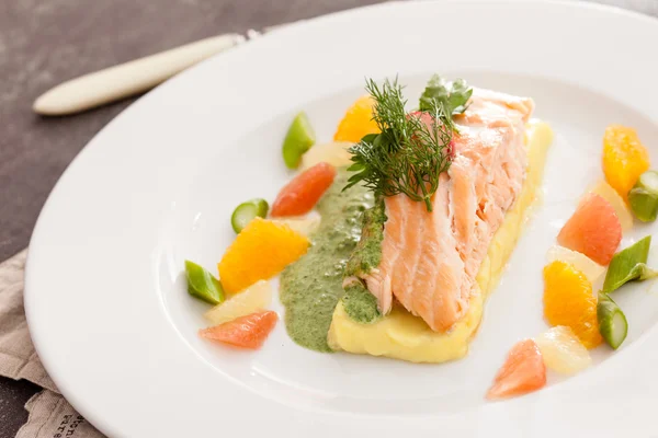 Salmone con salsa sul piatto — Foto Stock