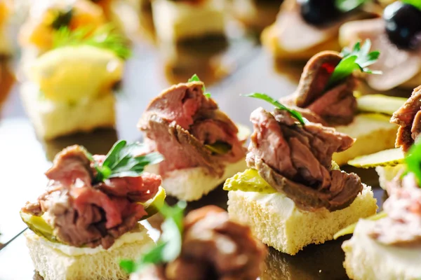 Antipasto gustoso sul tavolo — Foto Stock