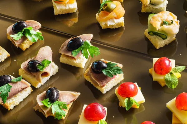 Sabroso aperitivo en la mesa de celebración — Foto de Stock