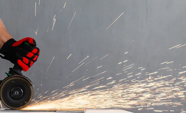 Hombre trabajando con herramienta — Foto de Stock