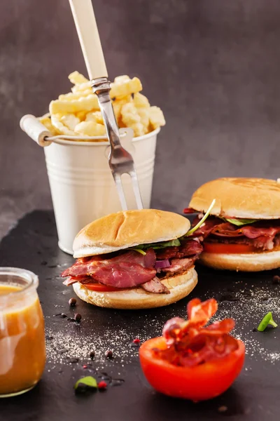 Deliciosos hambúrgueres com bacon — Fotografia de Stock