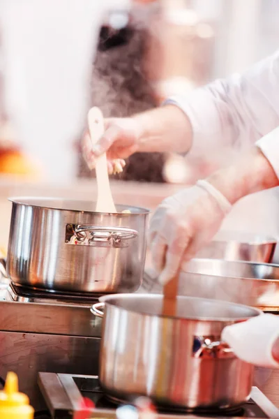 Chef-kok koken op het werk — Stockfoto