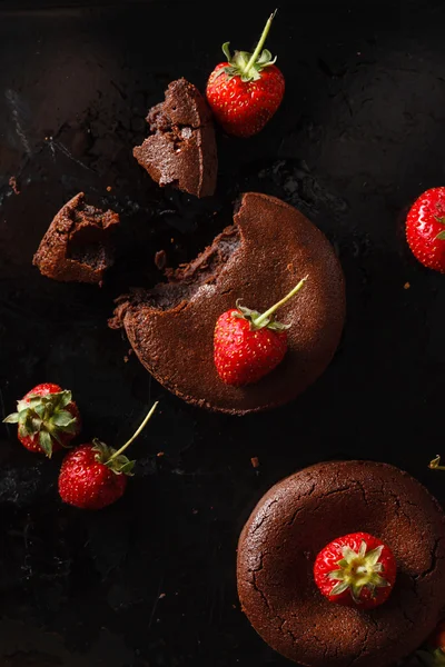 Bolo de chocolate com morangos — Fotografia de Stock
