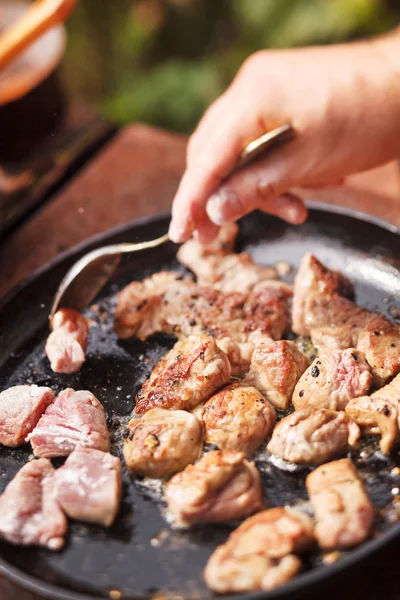 Hand met vork en gebakken vlees — Stockfoto