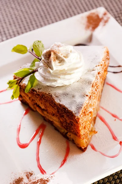 Tort marchewkowy na talerzu — Zdjęcie stockowe