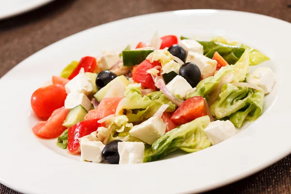 Grekisk sallad med fetaost och grönsaker — Stockfoto