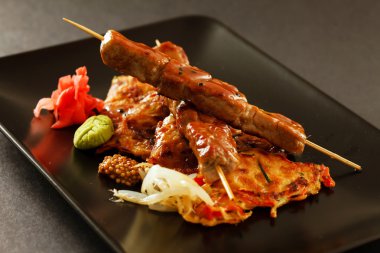 ızgara dana şiş plaka üzerinde