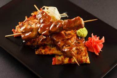 ızgara dana şiş plaka üzerinde