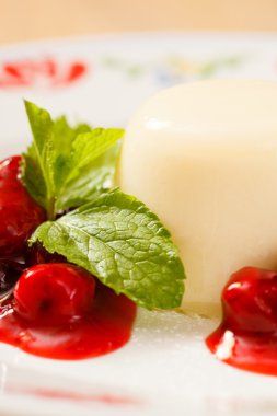 Çilek soslu panna cotta.