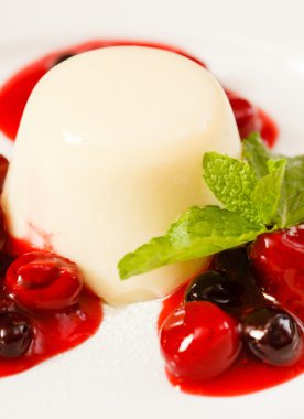 Çilek soslu panna cotta.