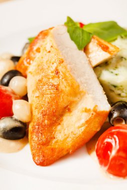 Sebzeli kızarmış tavuk.