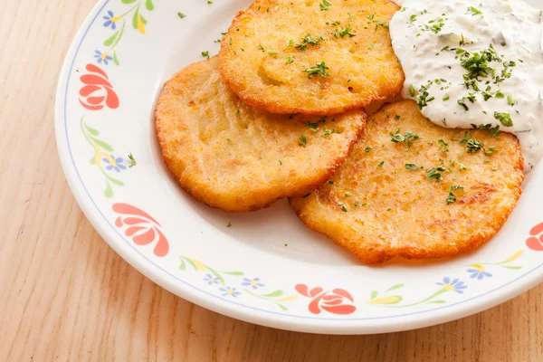 Aardappelpannenkoekjes met saus — Stockfoto