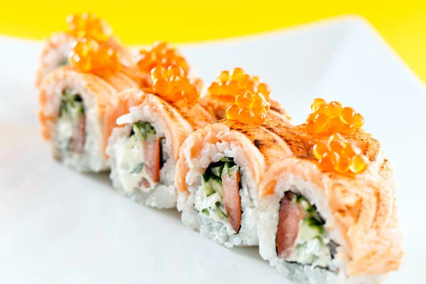 Rolos de sushi com salmão — Fotografia de Stock