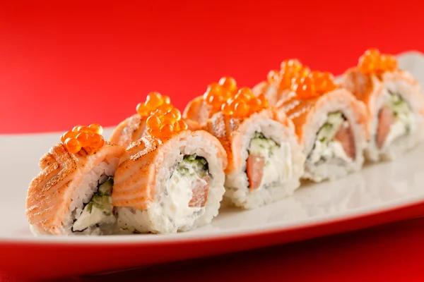 Rolos de sushi com salmão — Fotografia de Stock