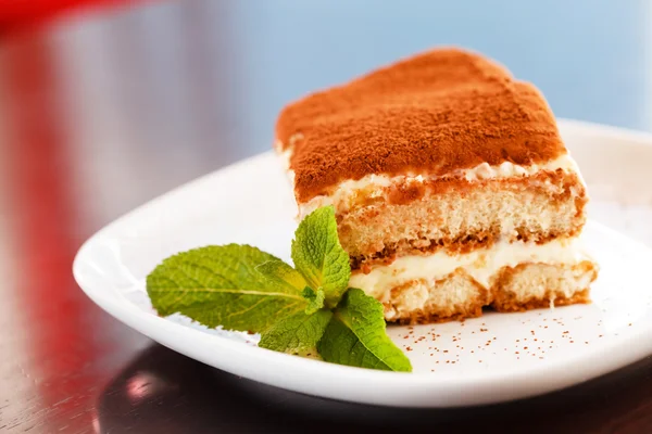 Torta tiramisù con foglie di menta — Foto Stock