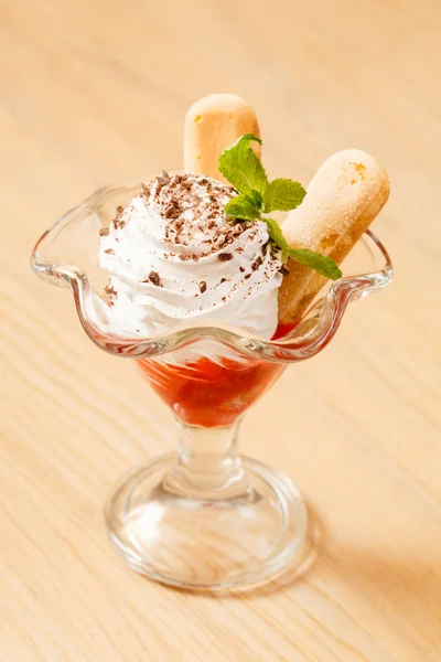 Dessert with strawberries in glass — Stock Photo, Image