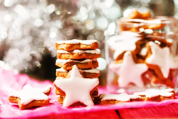 Рождественское печенье в форме звезд — стоковое фото