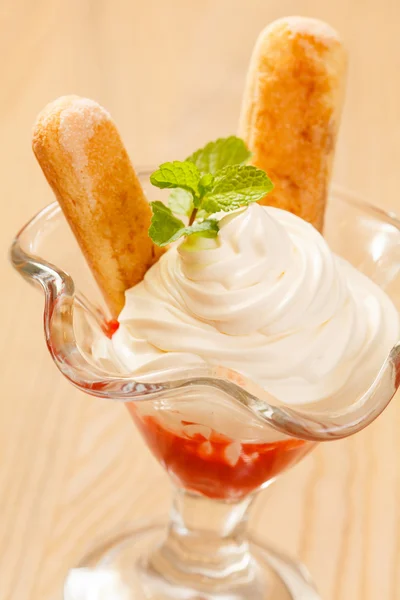 Dessert mit Erdbeeren im Glas — Stockfoto