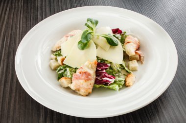 plaka üzerinde taze Sezar salatası