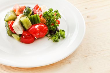 plaka üzerinde Yunan salatası