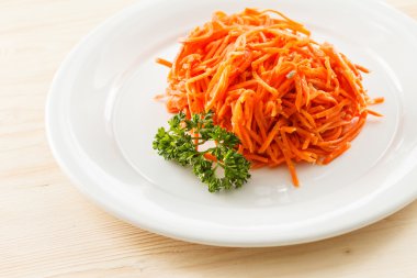 Havuç salatası plaka üzerinde