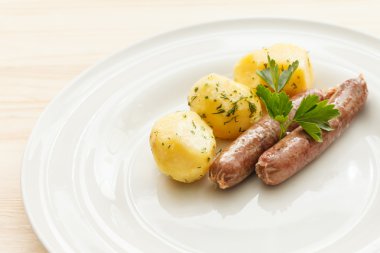 Sosis haşlama patates ile