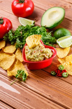 Meksika guacamole cips ile